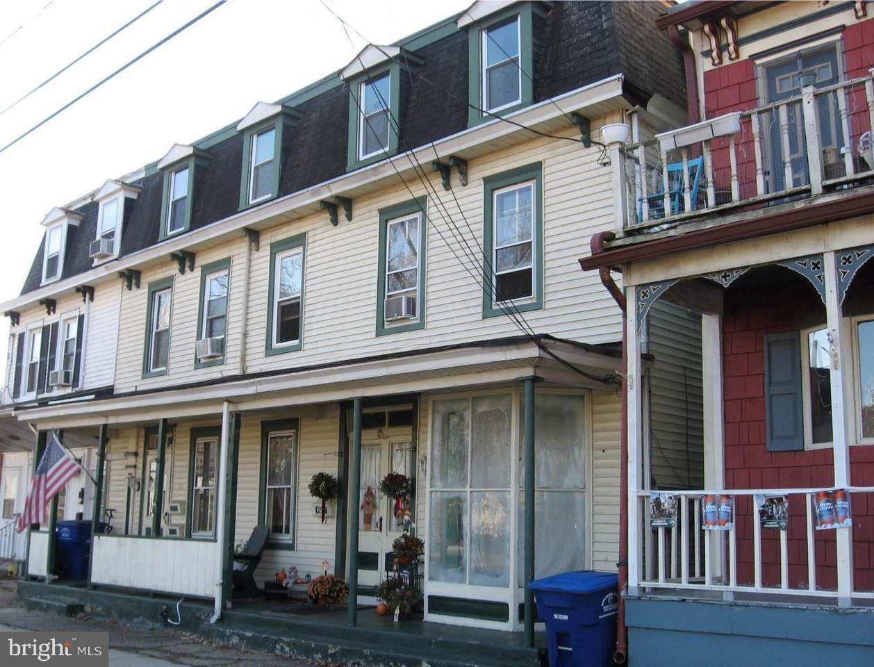 18 Front - Photo 1