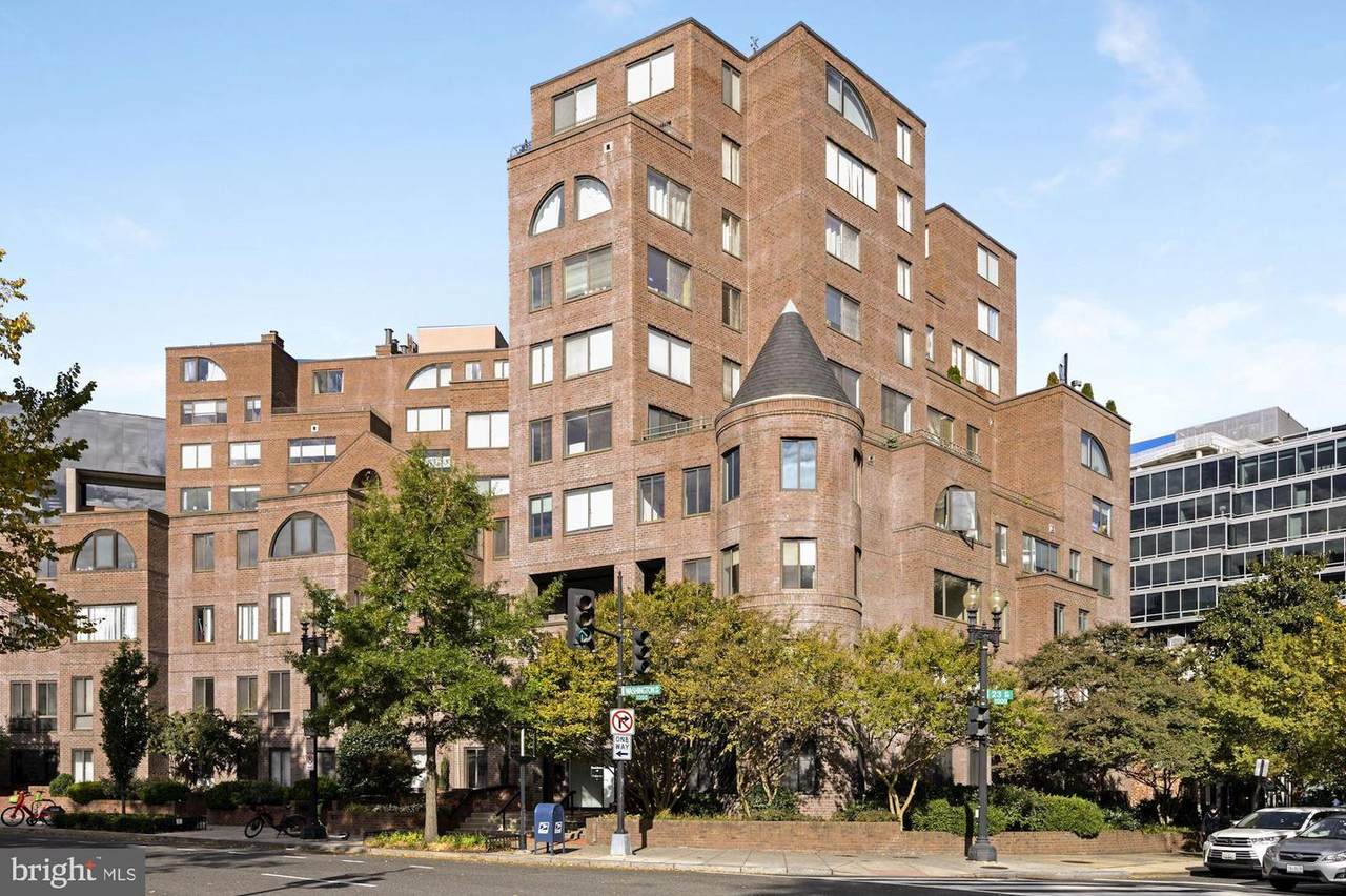 3 Washington Circle - Photo 1
