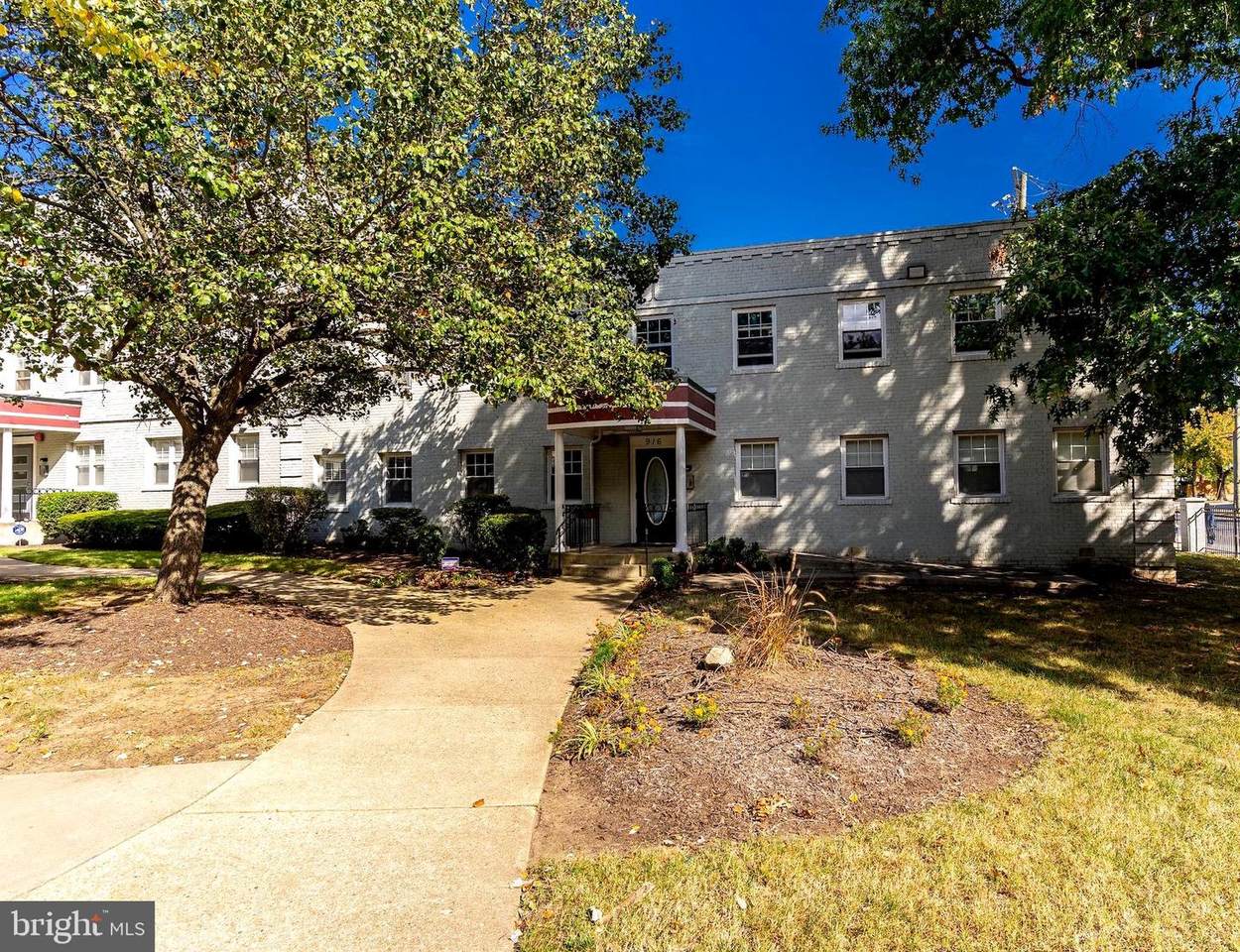 916 Barnaby Street - Photo 1