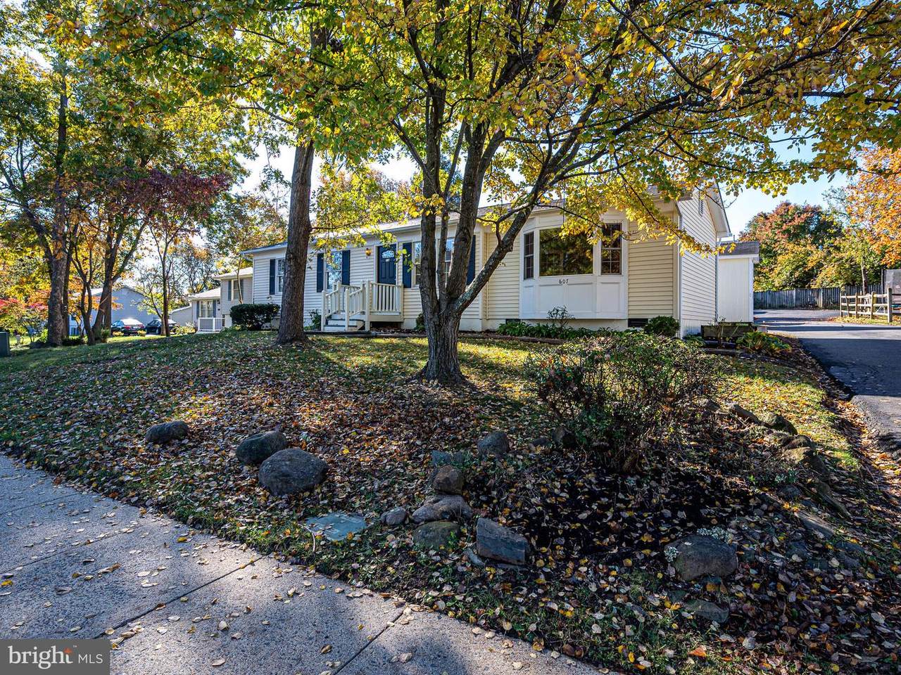 607 York Lane - Photo 1