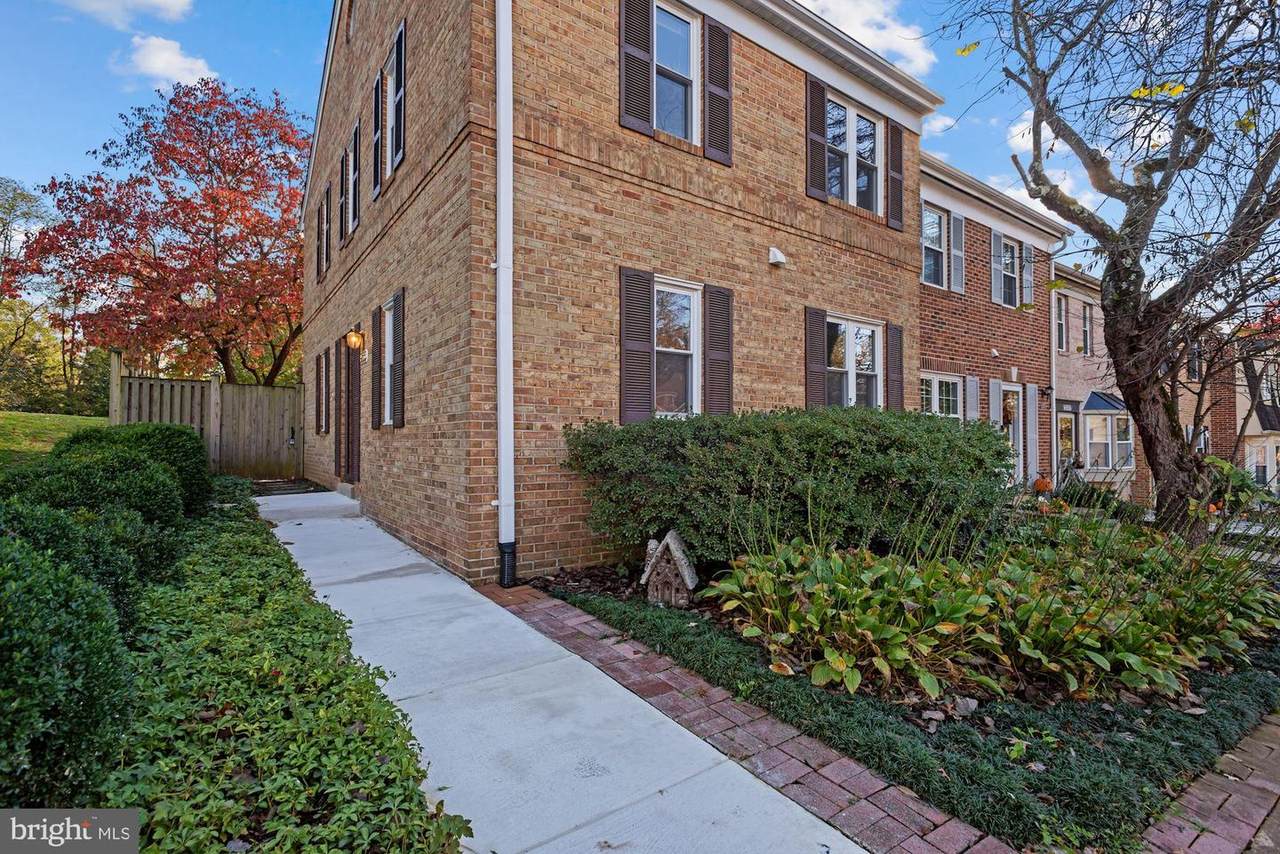 9855 Lakepointe Drive - Photo 1