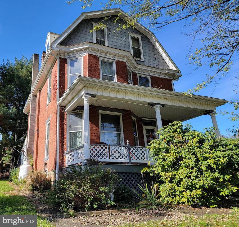 825 4TH Street - Photo 1