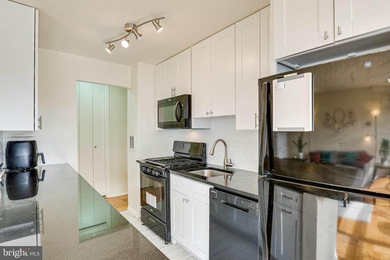 2401 H Street - Photo 1