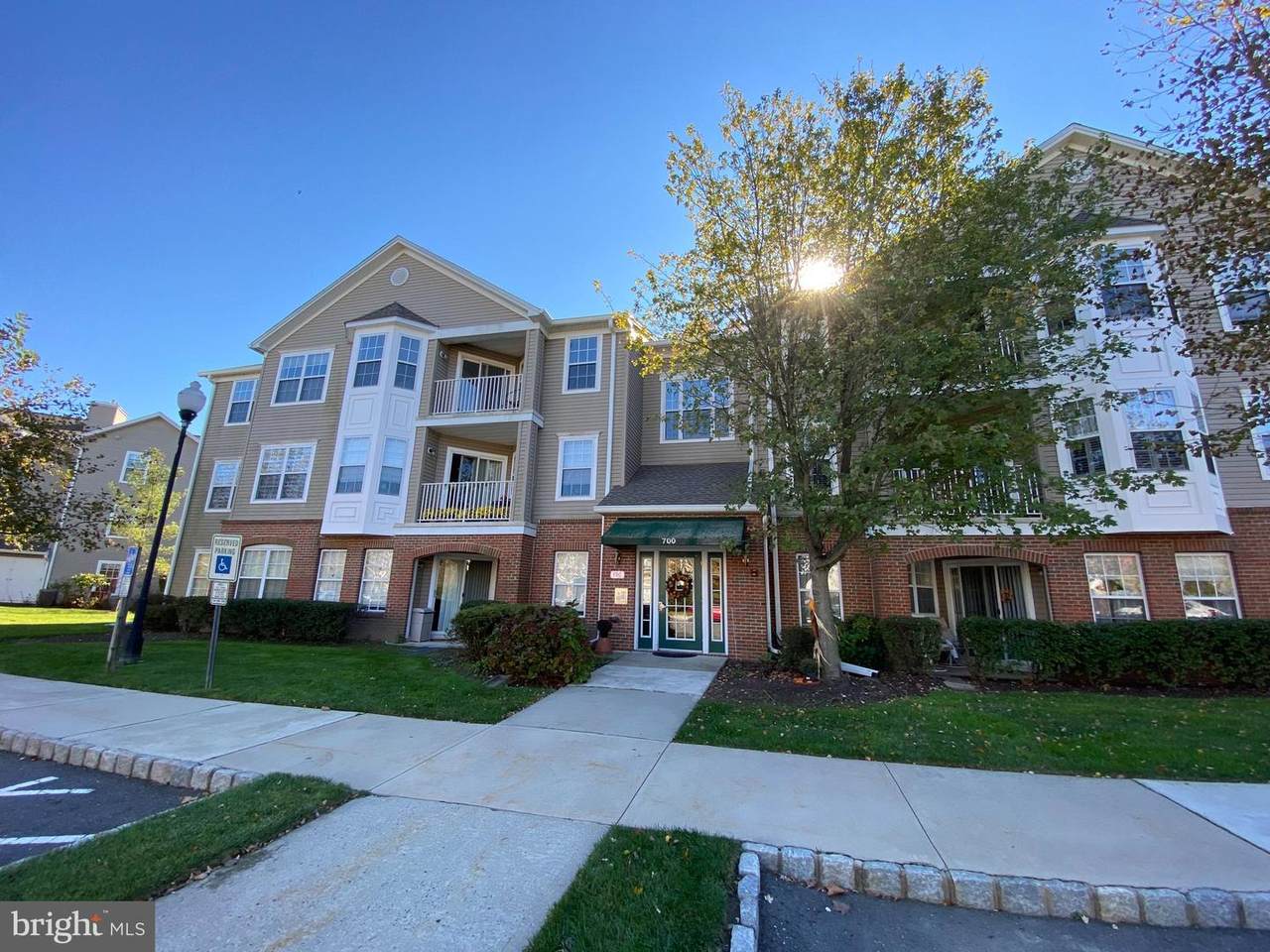 731 Mowat - Photo 1