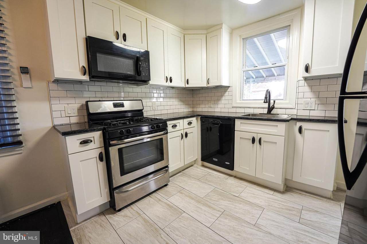 2428 Oakland Street - Photo 1