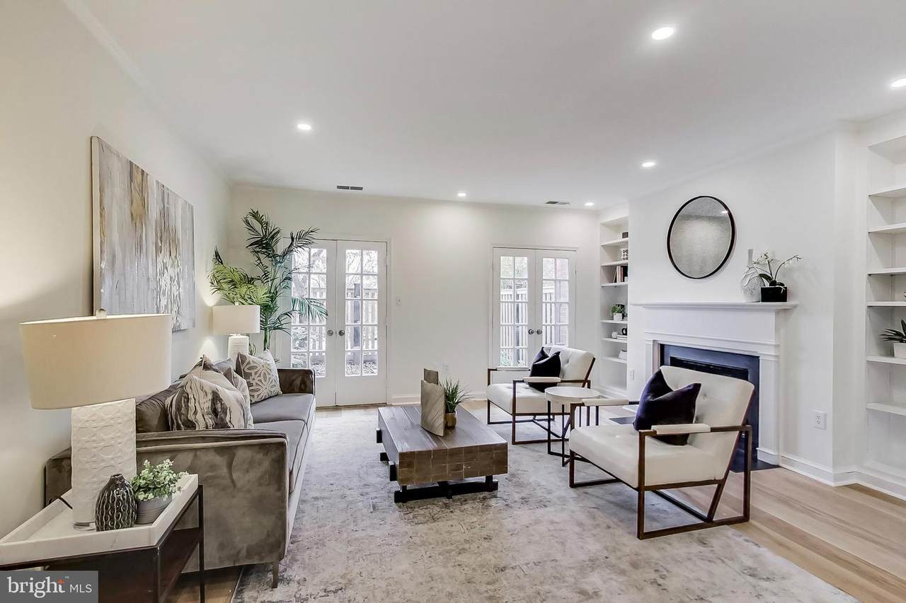 1642 Beekman Place - Photo 1