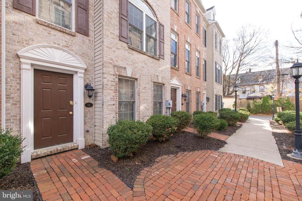 830 W Walnut Street - Photo 1