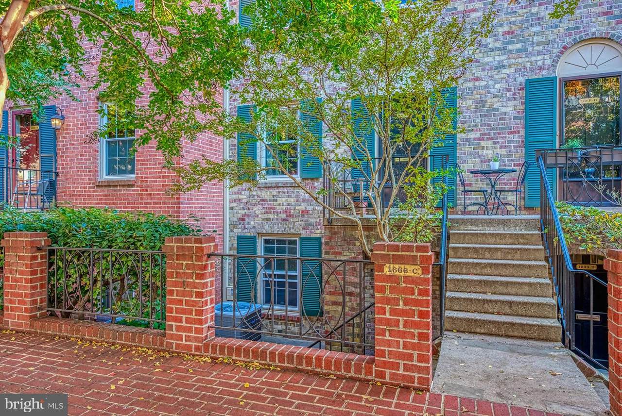1666 Beekman Place - Photo 1