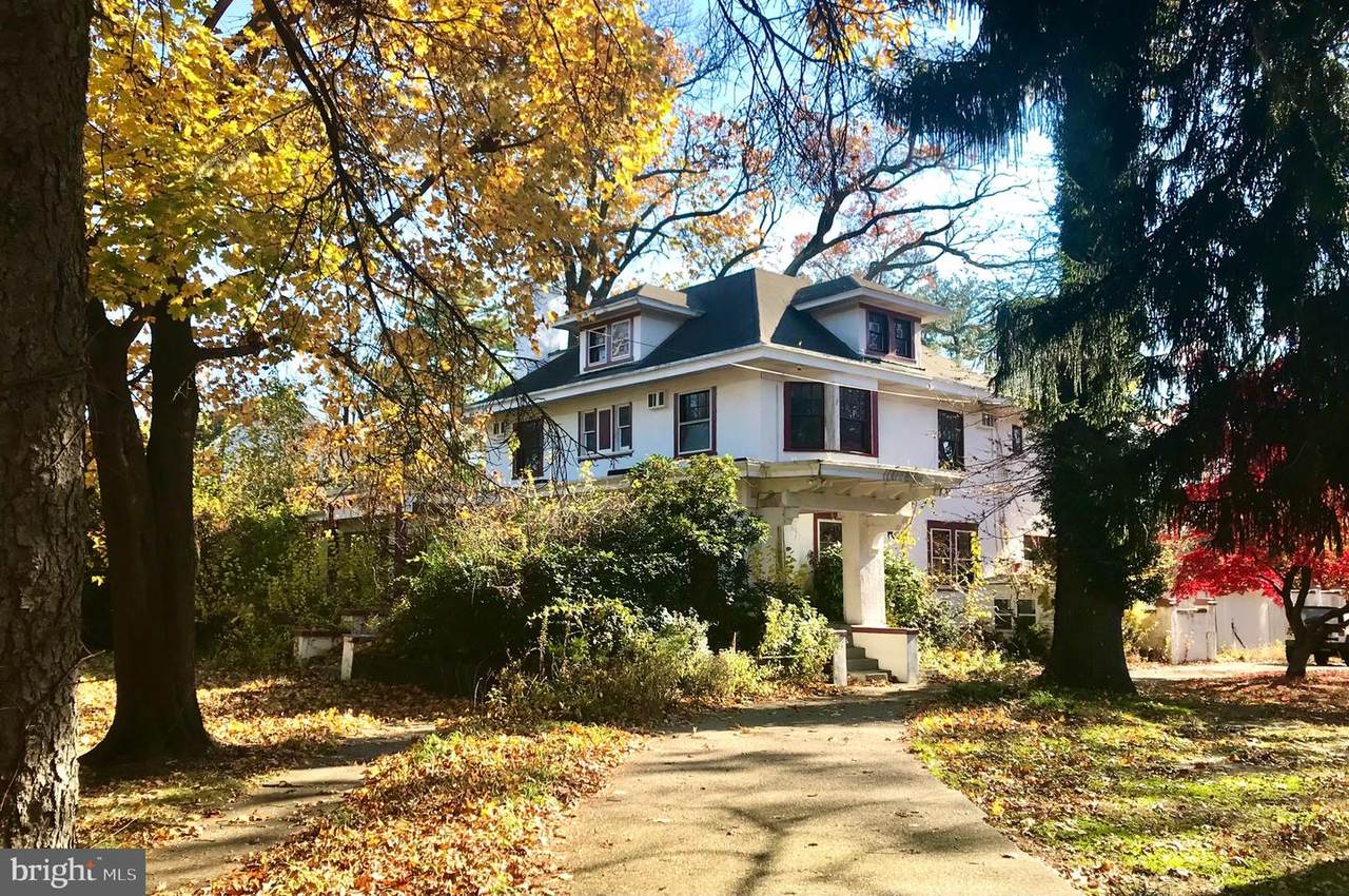 320 Maple Avenue - Photo 1
