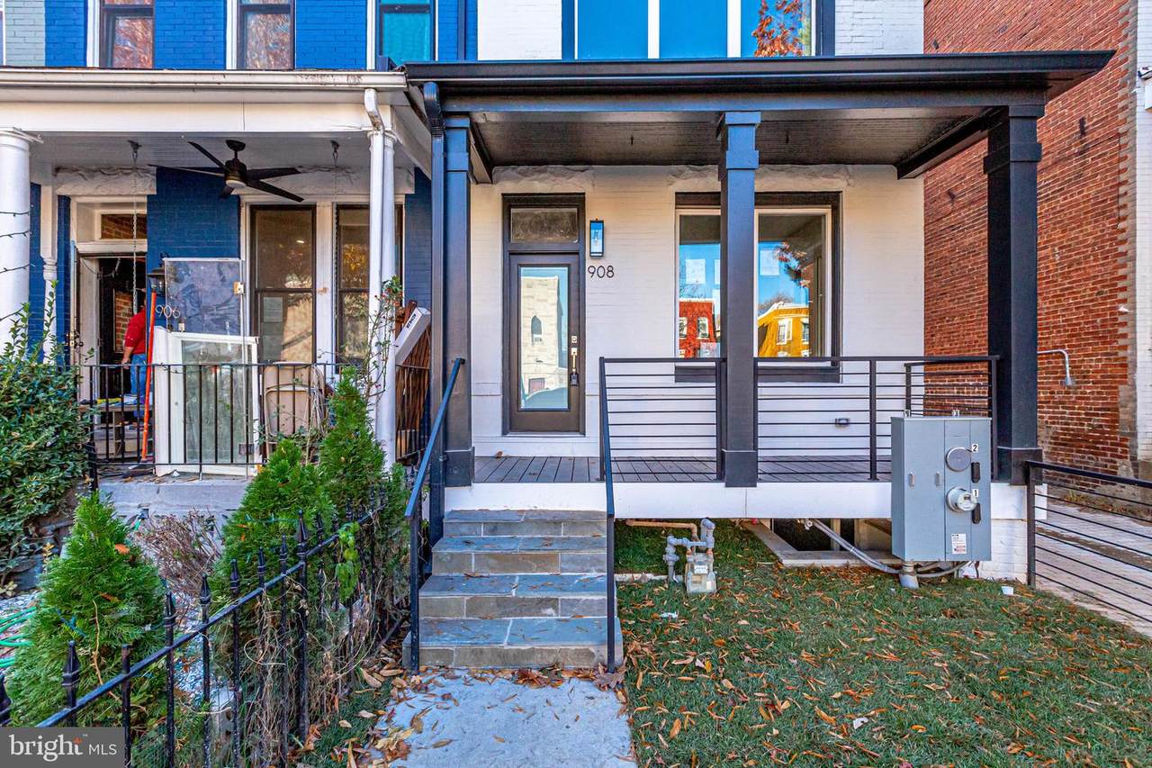908 8TH Street - Photo 1