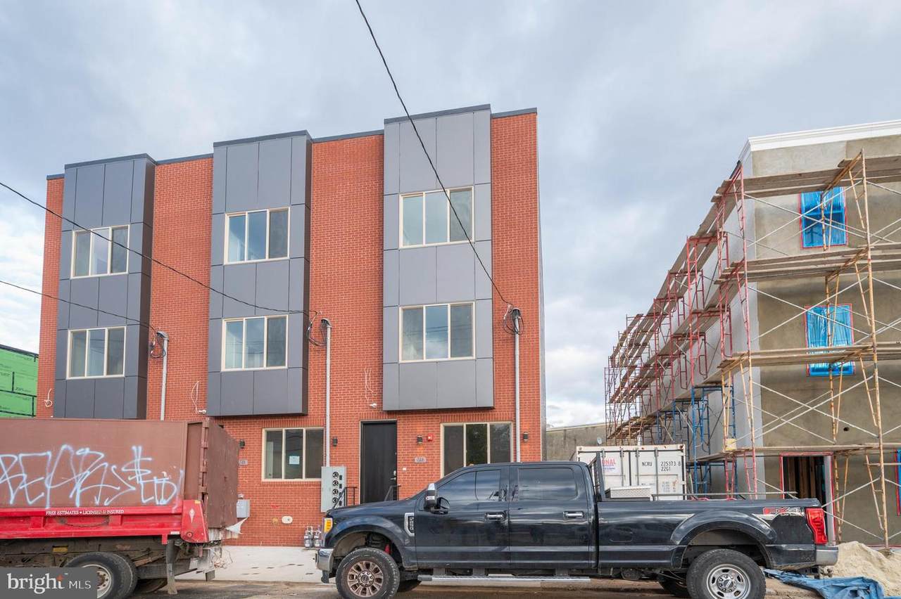 725 39TH Street - Photo 1