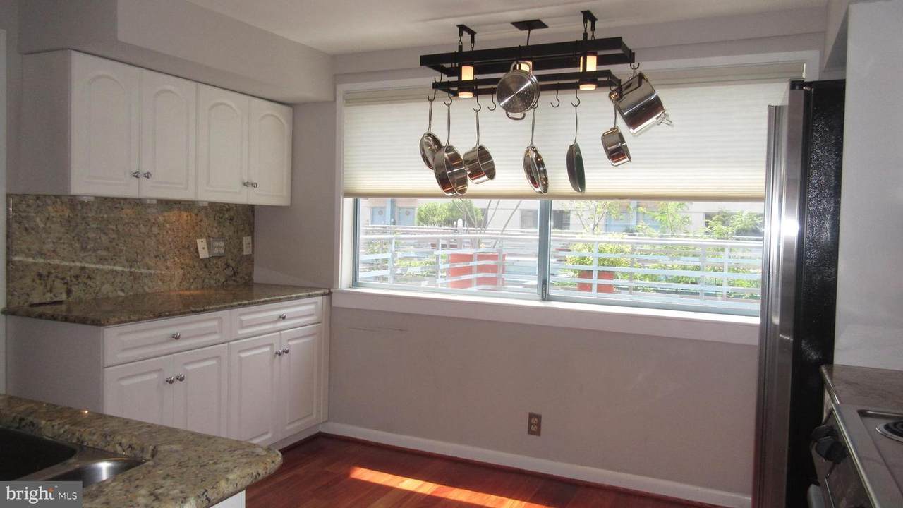 7 Columbus Boulevard - Photo 1
