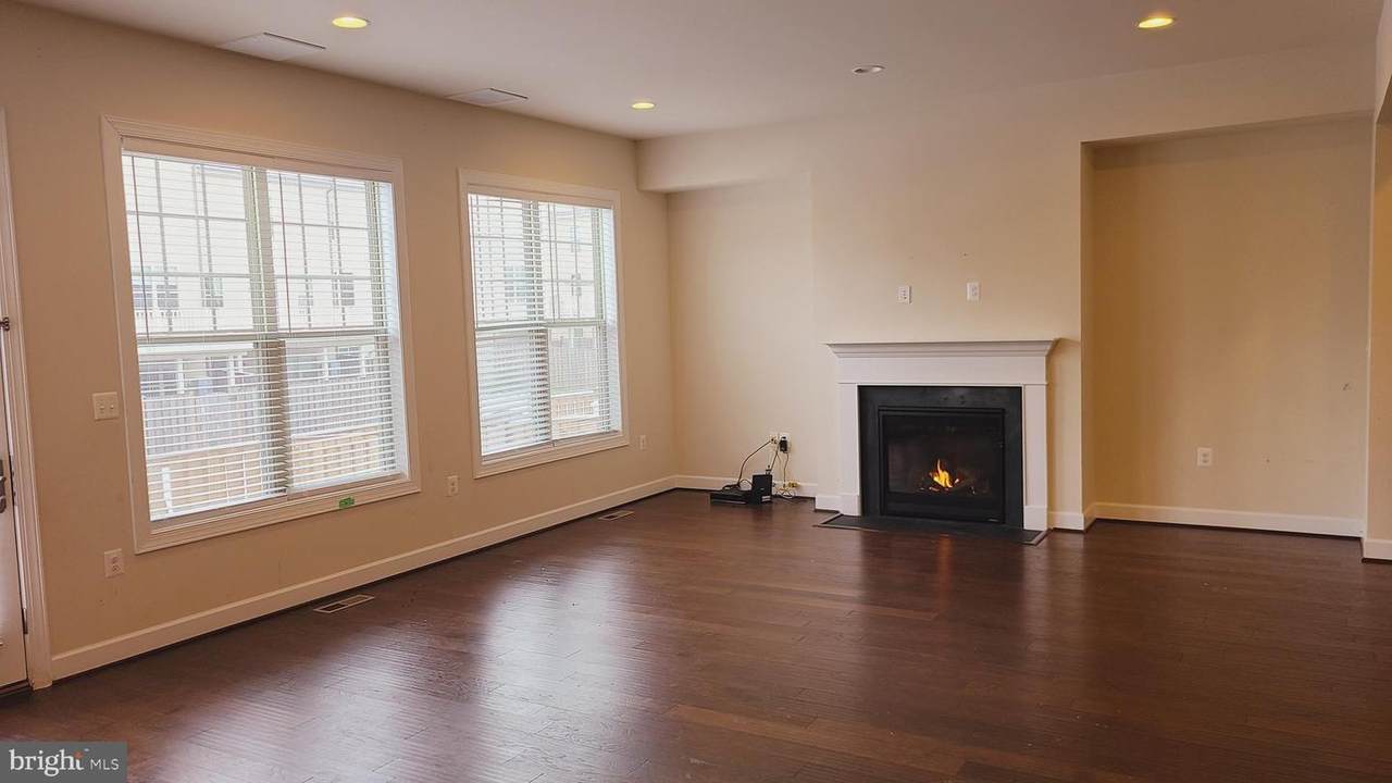 42586 Mantua Square - Photo 1
