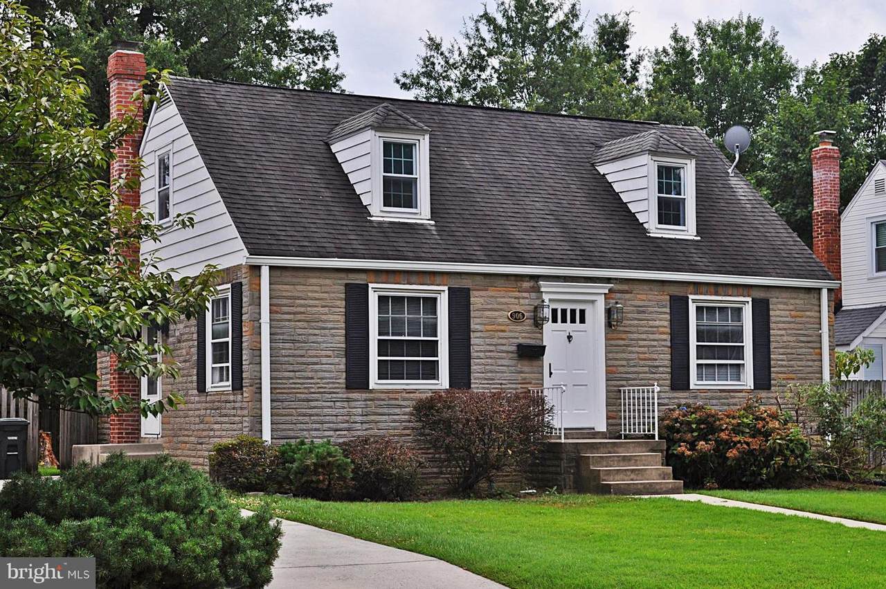 906 16TH Street - Photo 1