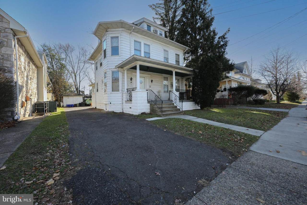 716 Collings Avenue - Photo 1