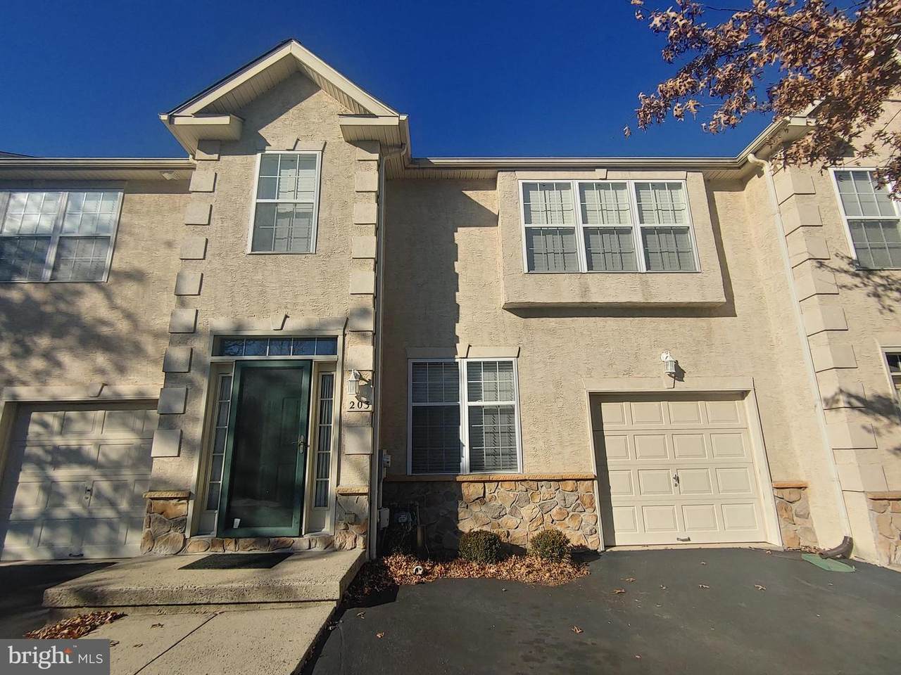 203 Warwick Way - Photo 1