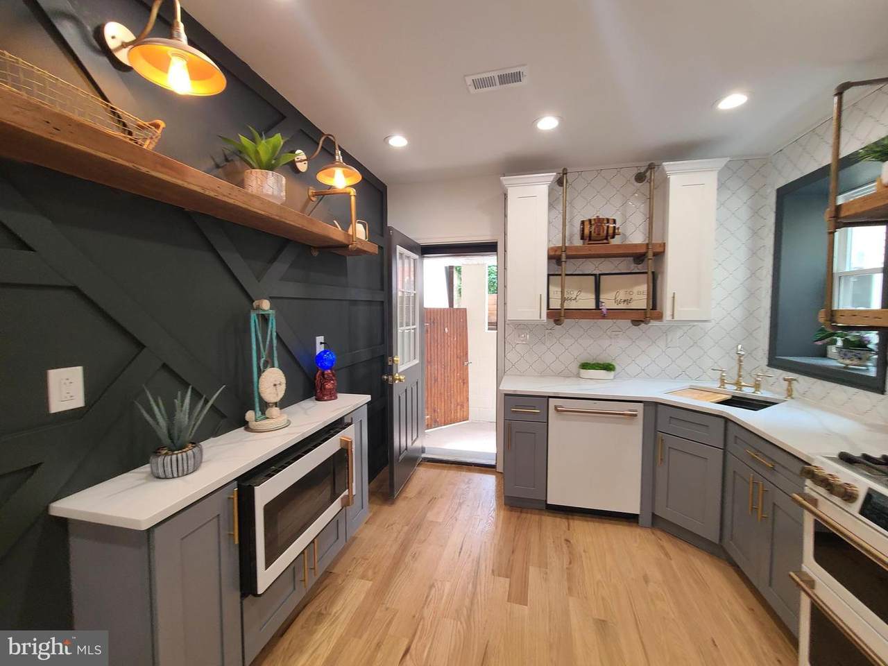 813 10TH Street - Photo 1