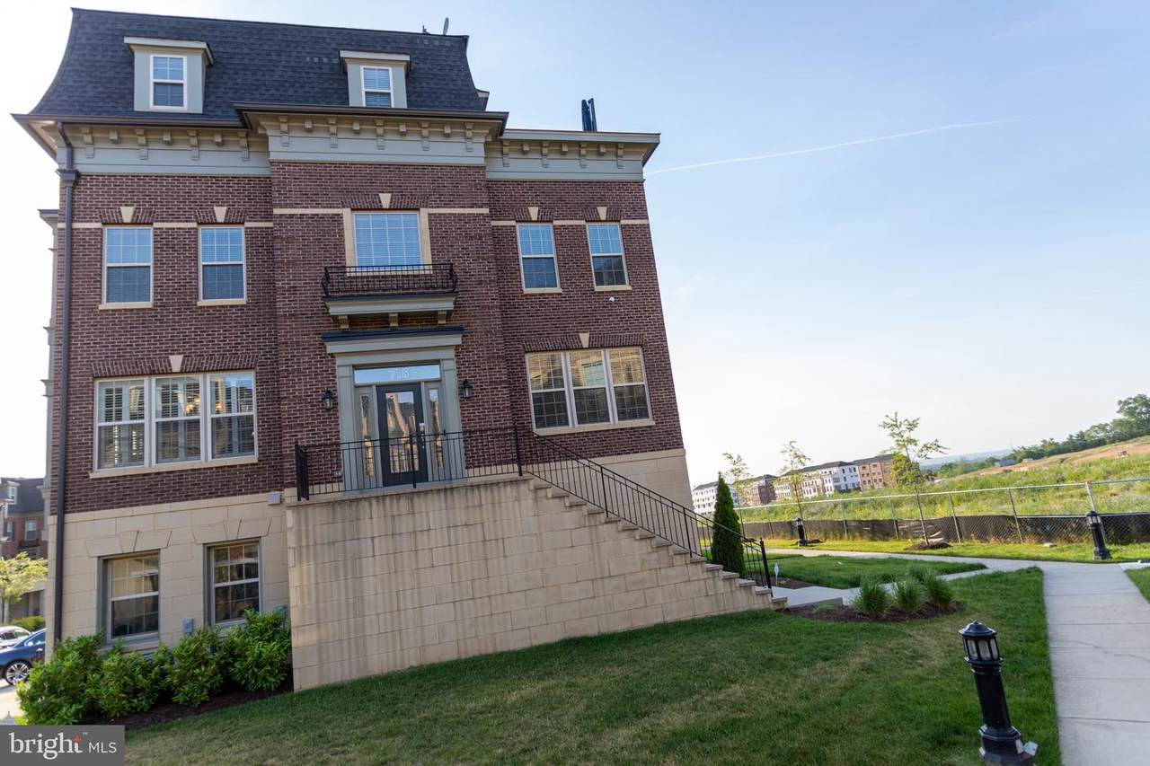 718 Fair Winds Way - Photo 1