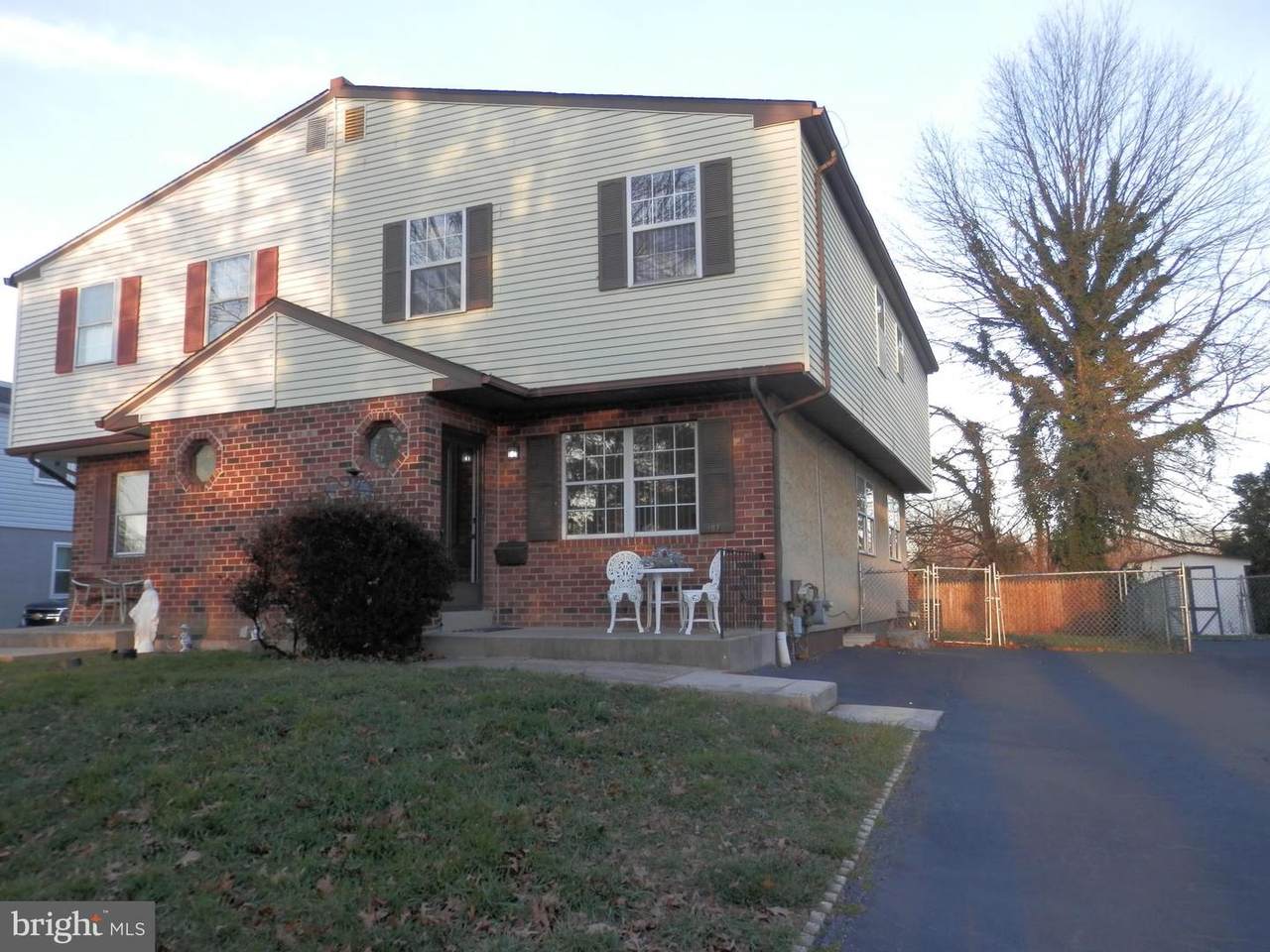 907 Sharon - Photo 1