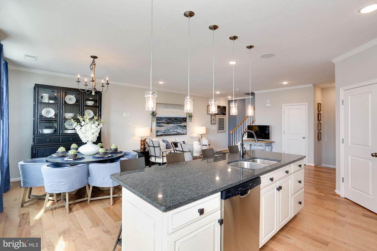 43184 Farringdon Square - Photo 1