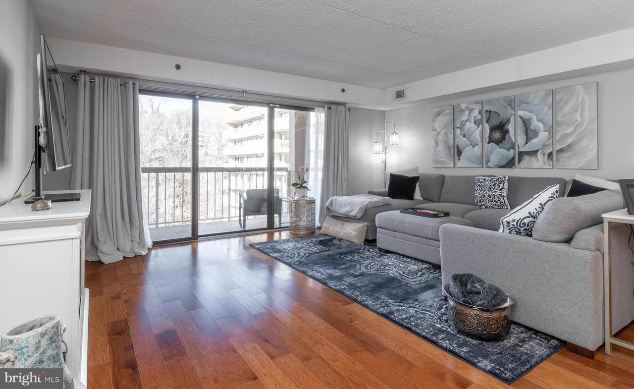 1704 N Park Dr - Photo 1