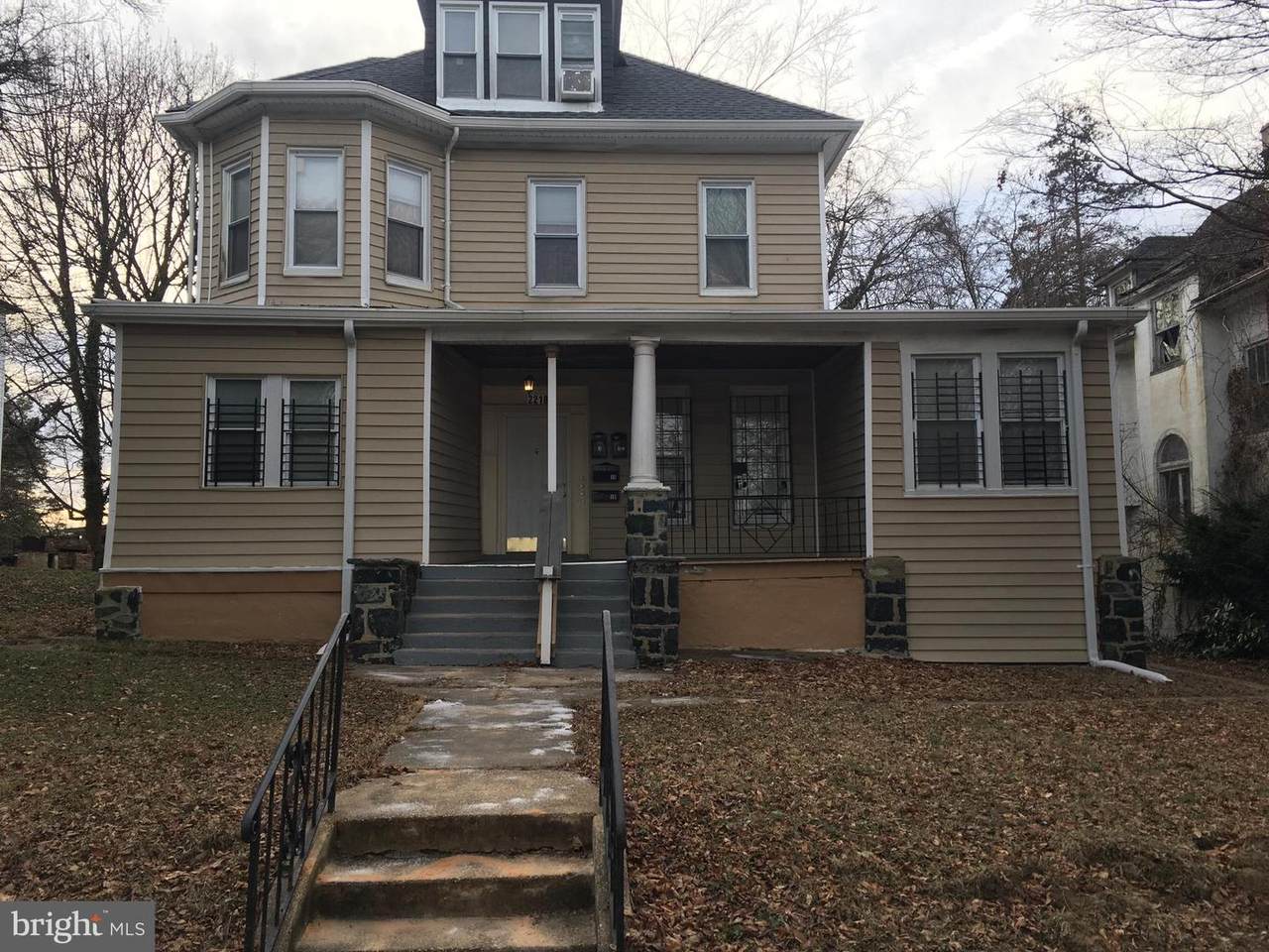 2218 Roslyn Avenue - Photo 1