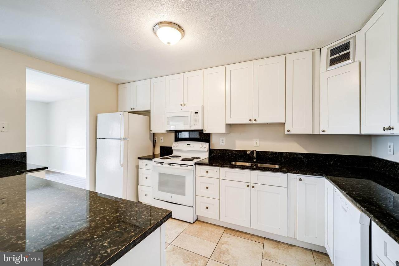 205 Yoakum Parkway - Photo 1