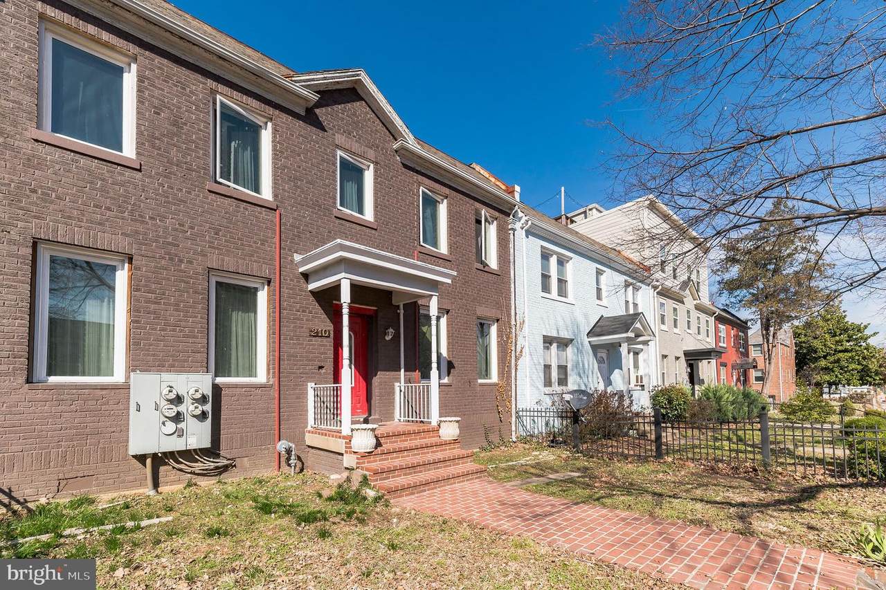 210 20TH Street - Photo 1
