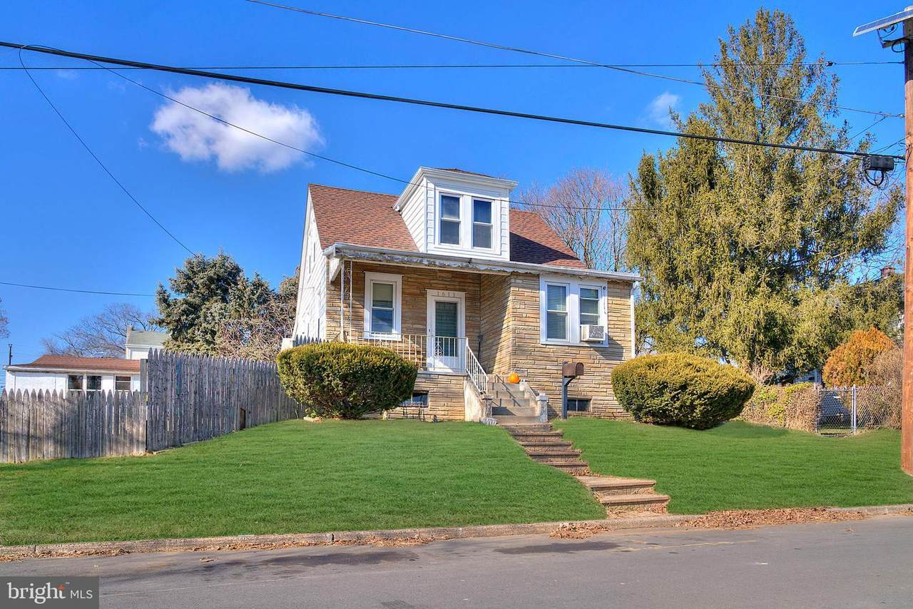 1611 8TH ST - Photo 1