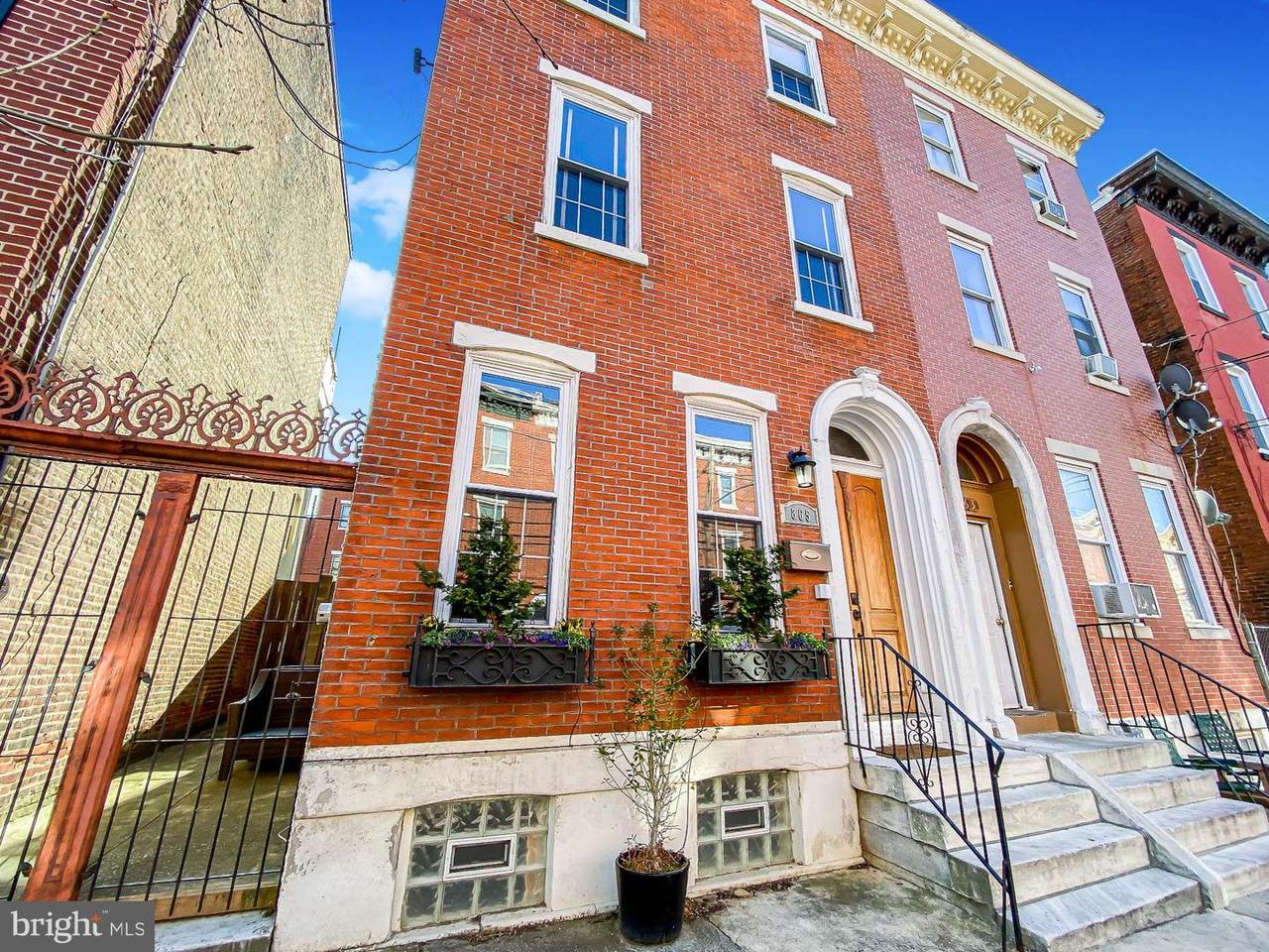 865 20TH Street - Photo 1