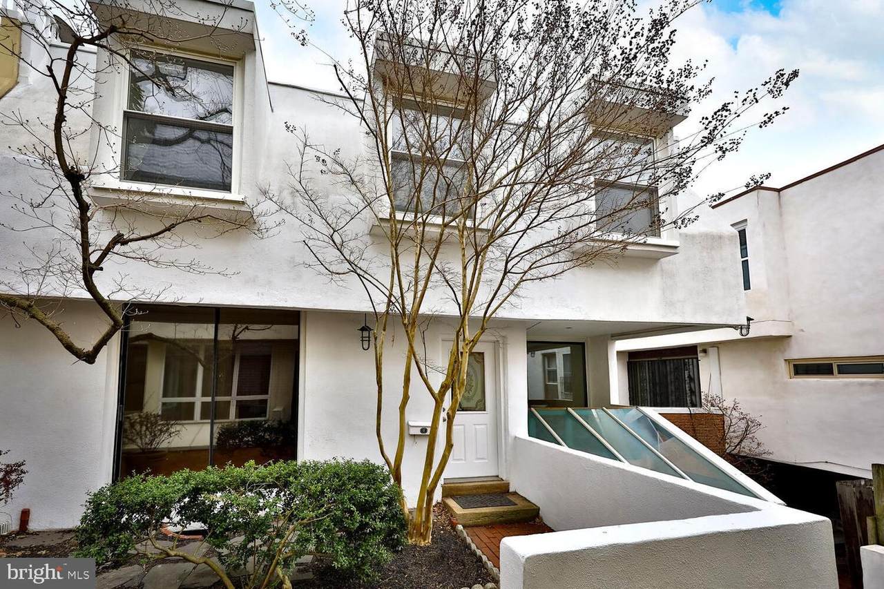 812 Lombard Street - Photo 1