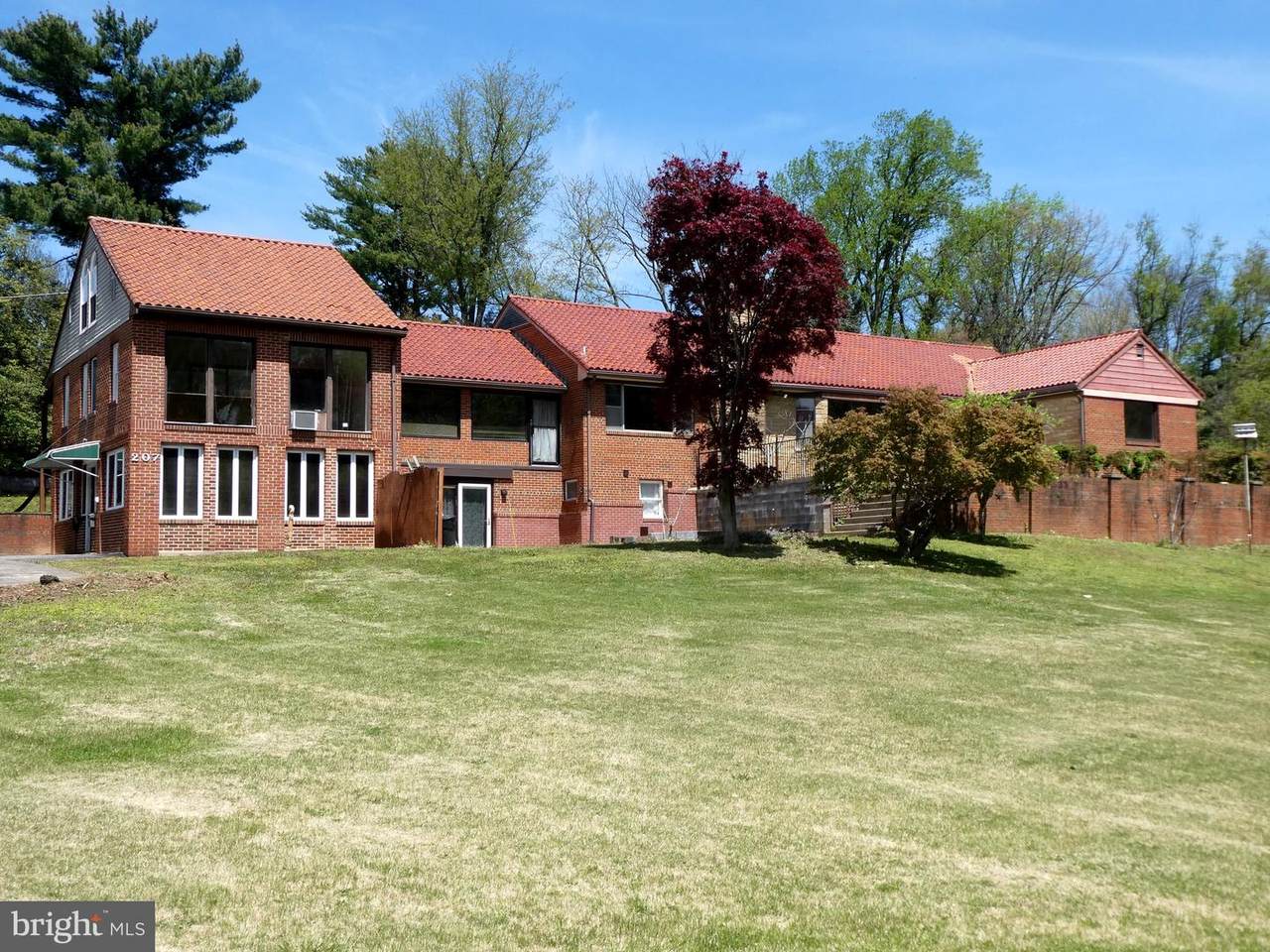 207 Shaw Avenue - Photo 1