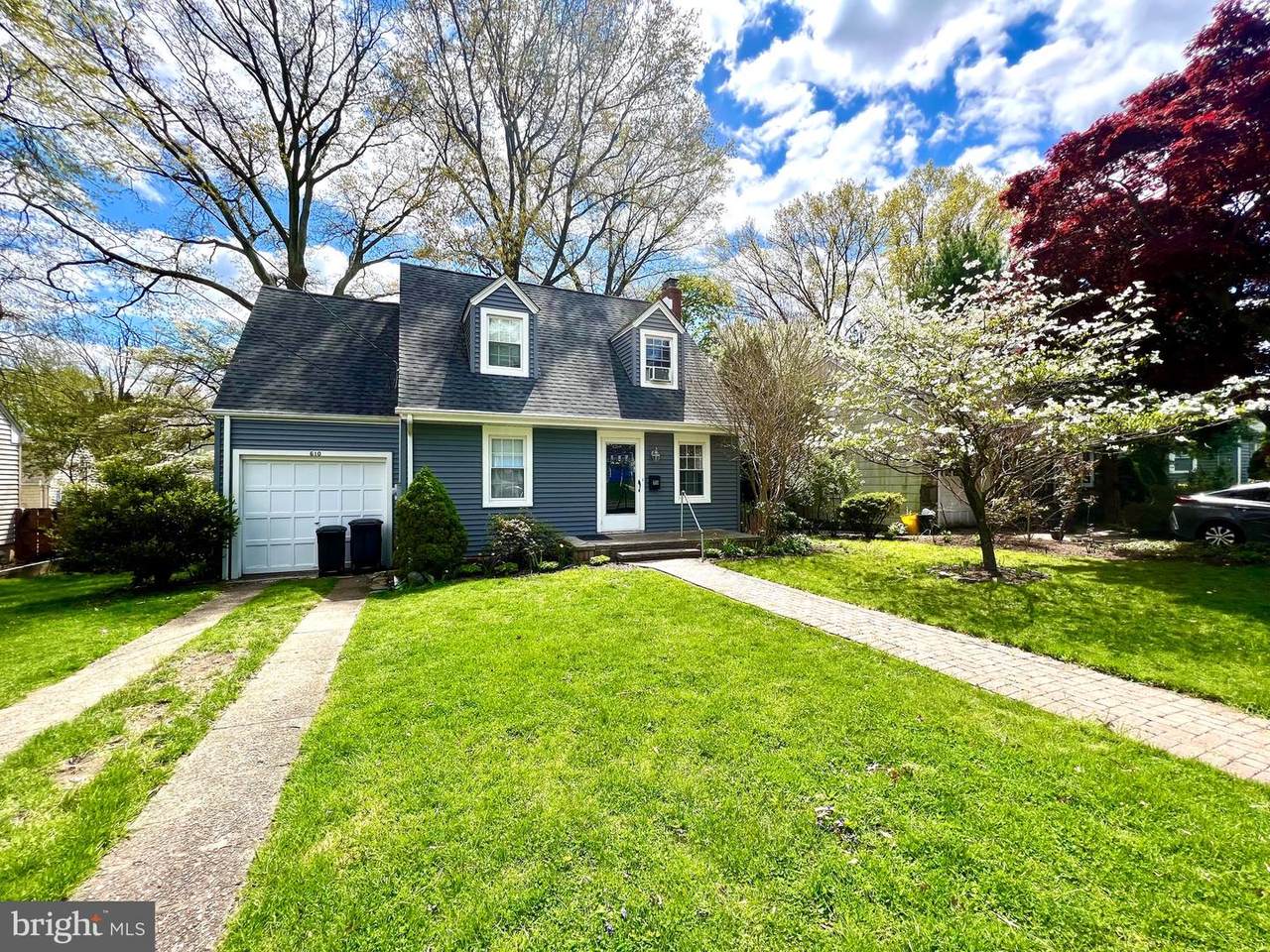 610 Latona Avenue - Photo 1