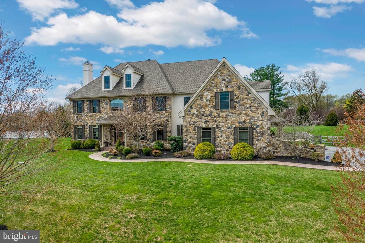 4 Colonial Drive - Photo 1