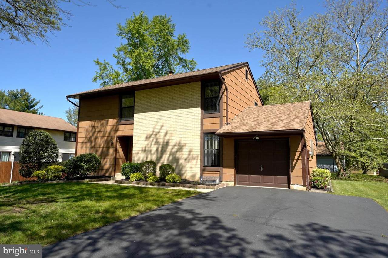 240 Twin Rivers Dr N - Photo 1