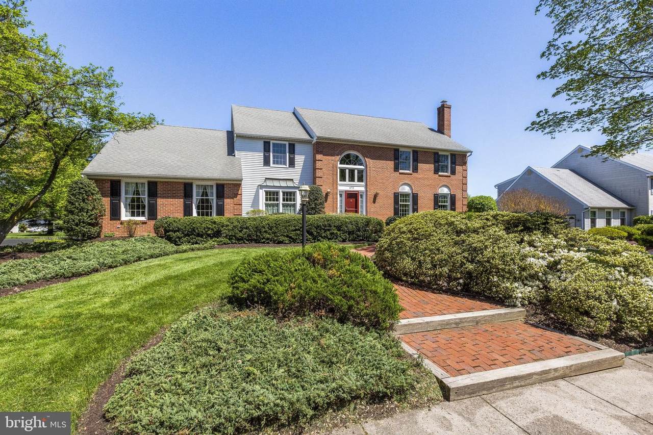 672 Long Acre - Photo 1