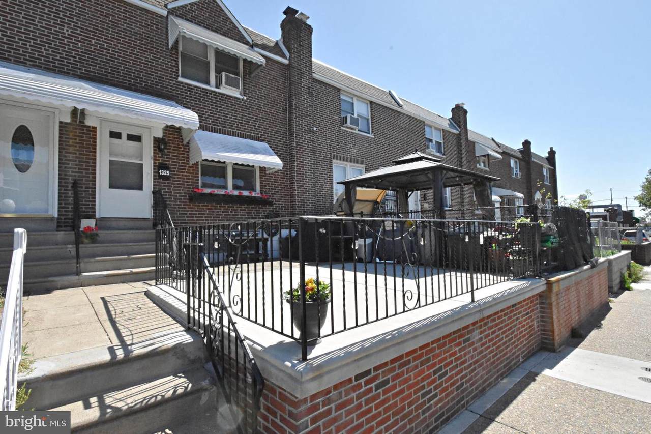 1325 Stirling Street - Photo 1