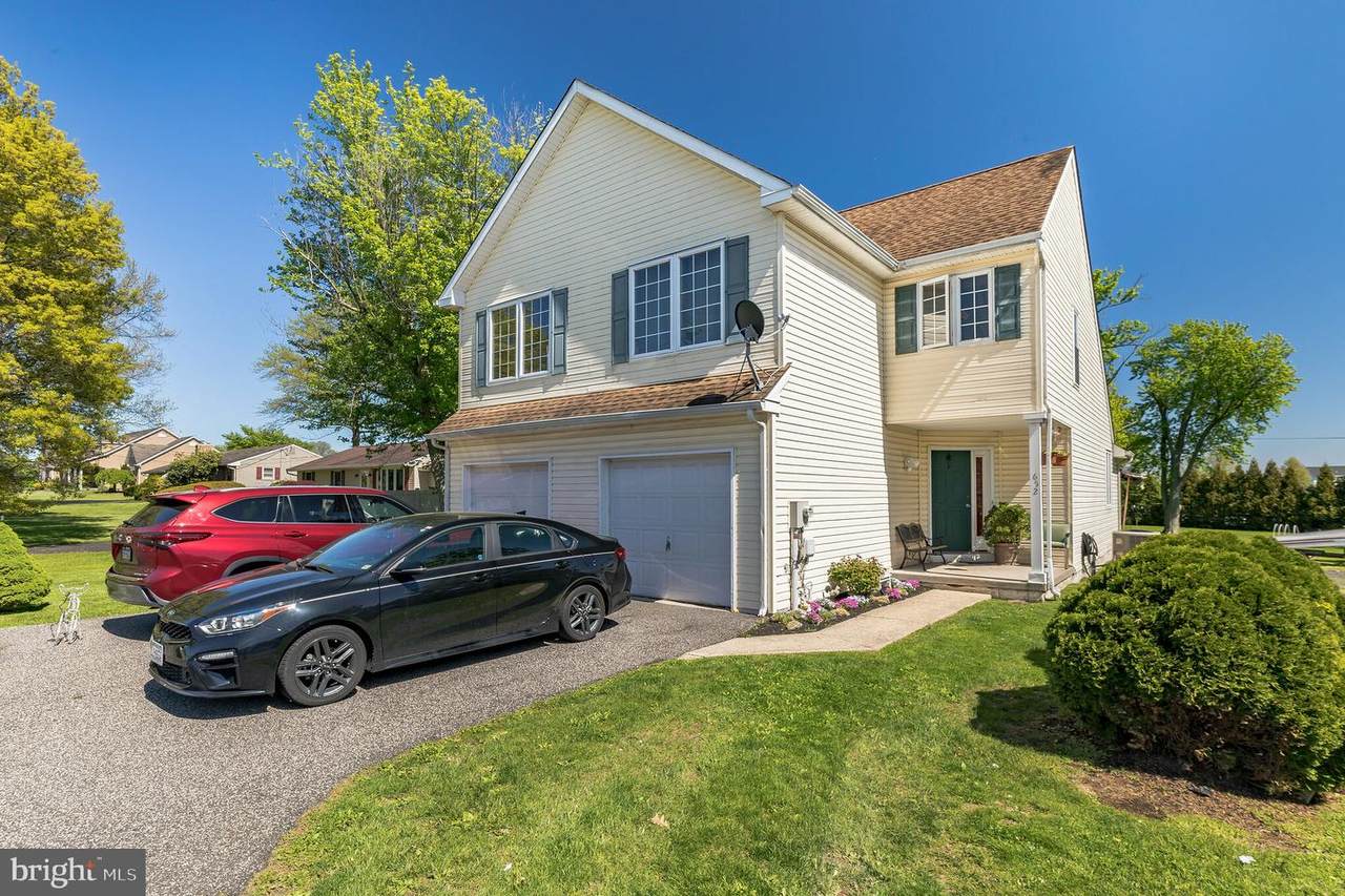 652 Elroy Road - Photo 1