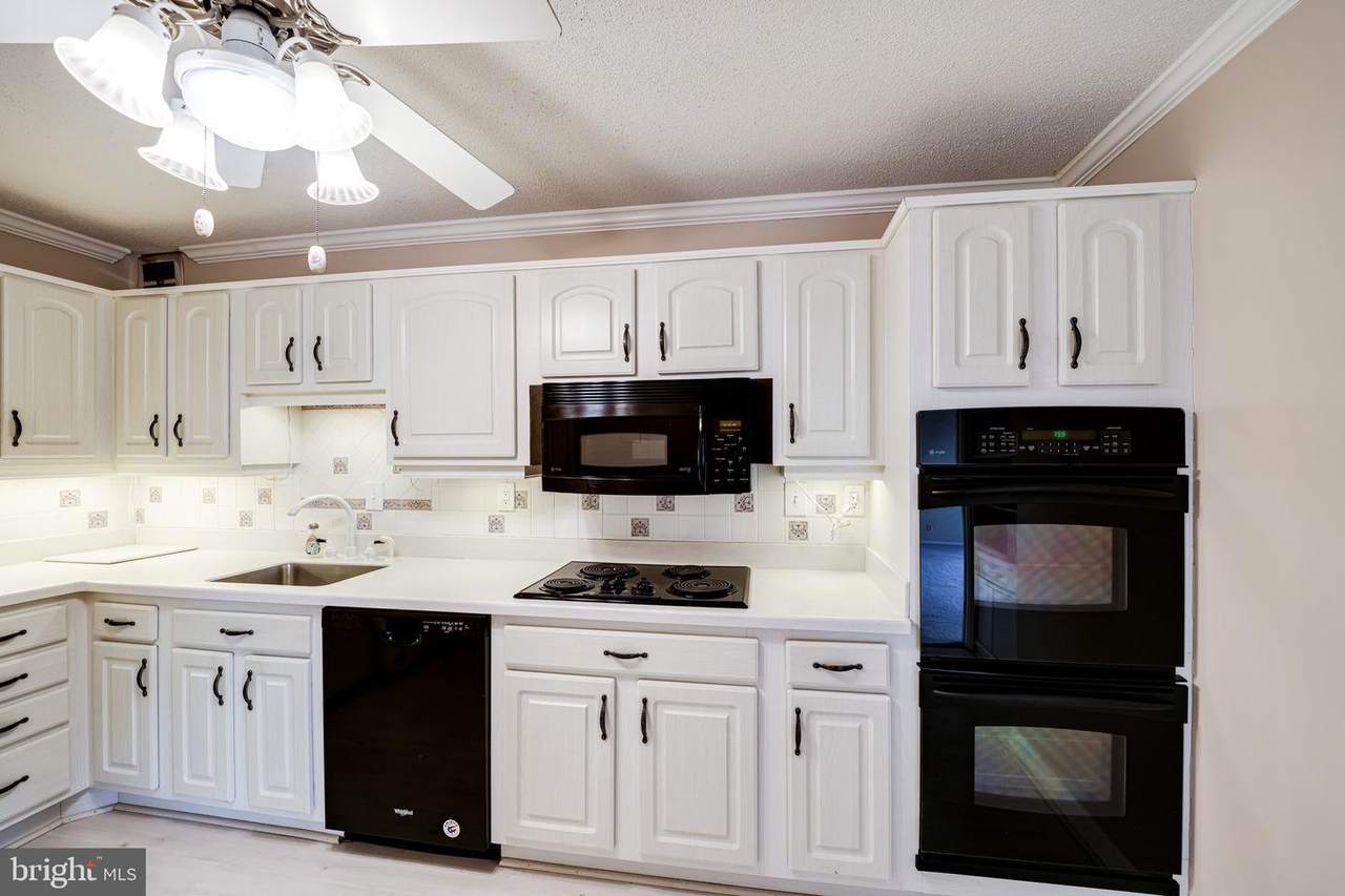 307 Yoakum Parkway - Photo 1