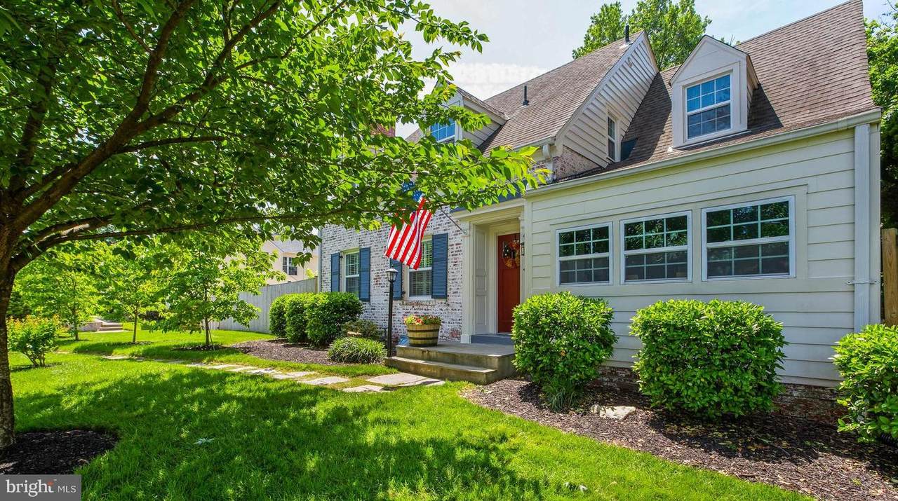 414 Brewster Avenue - Photo 1