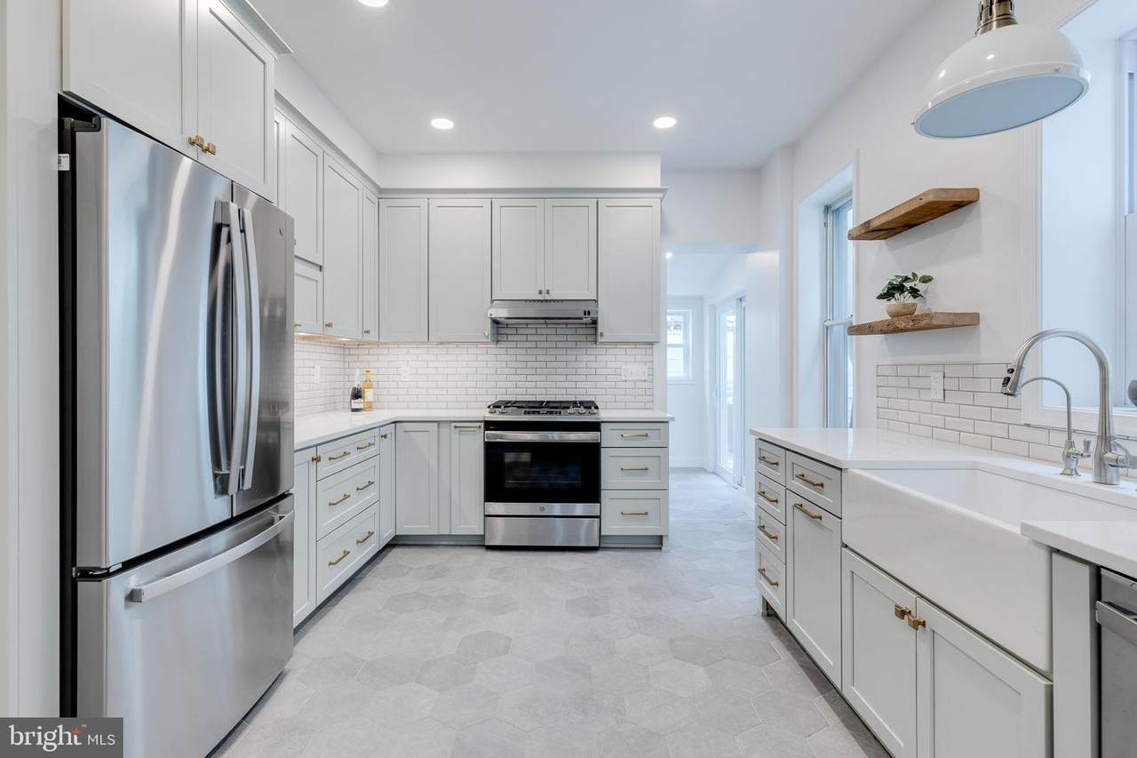 881 25TH Street - Photo 1