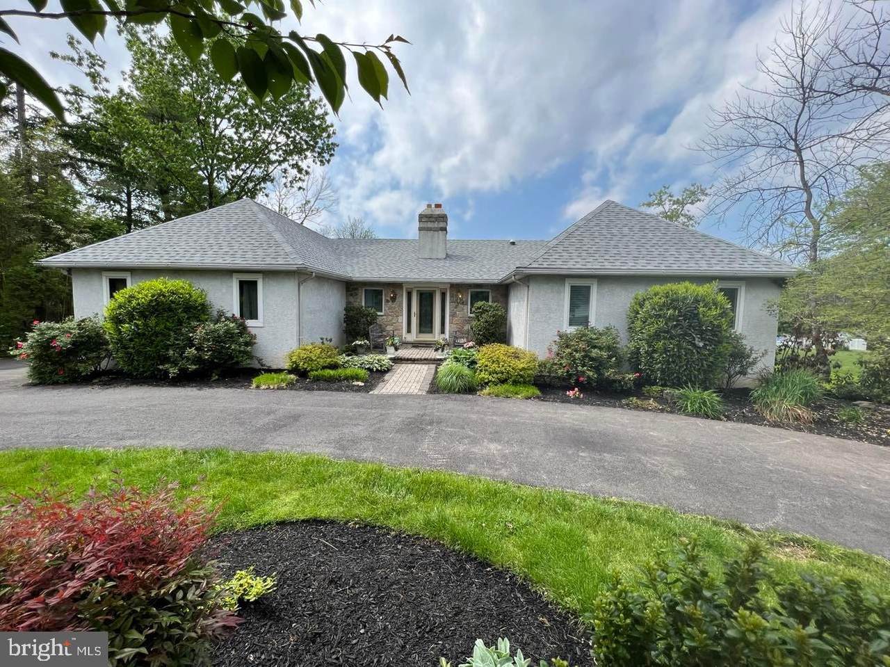 213 Burnside Avenue - Photo 1