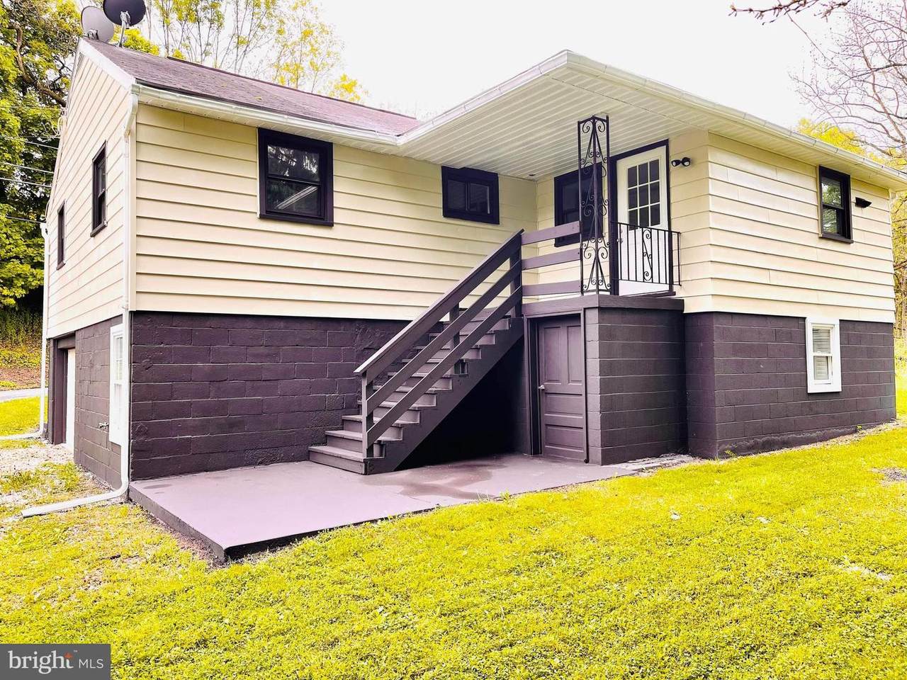 208 Memorial Highway - Photo 1