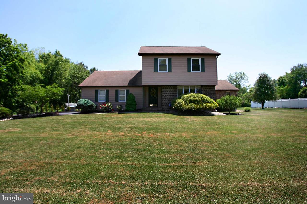 8 Wayne Dr E - Photo 1