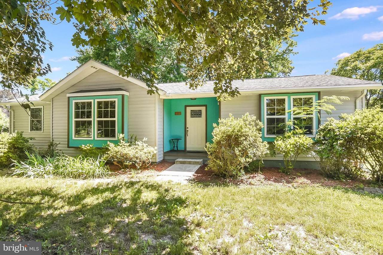 212 Lakeview Drive - Photo 1
