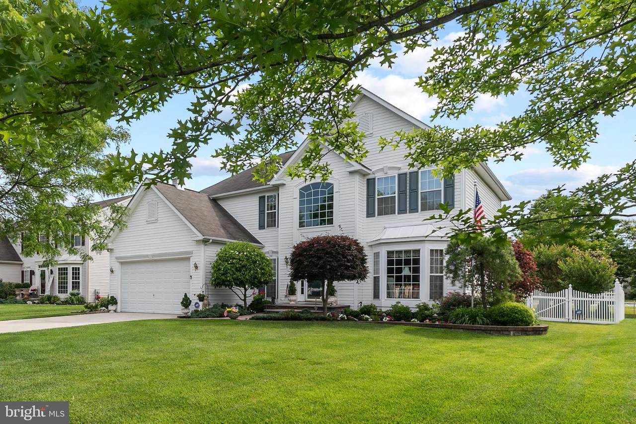 724 Sherwood Drive - Photo 1