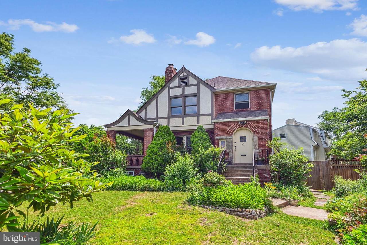 6235 Dakota Avenue - Photo 1