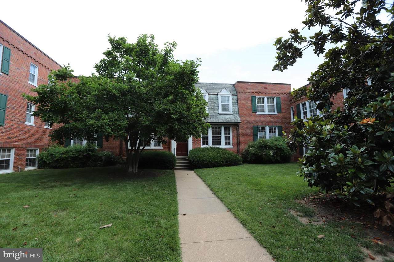 1725 Queens Lane - Photo 1