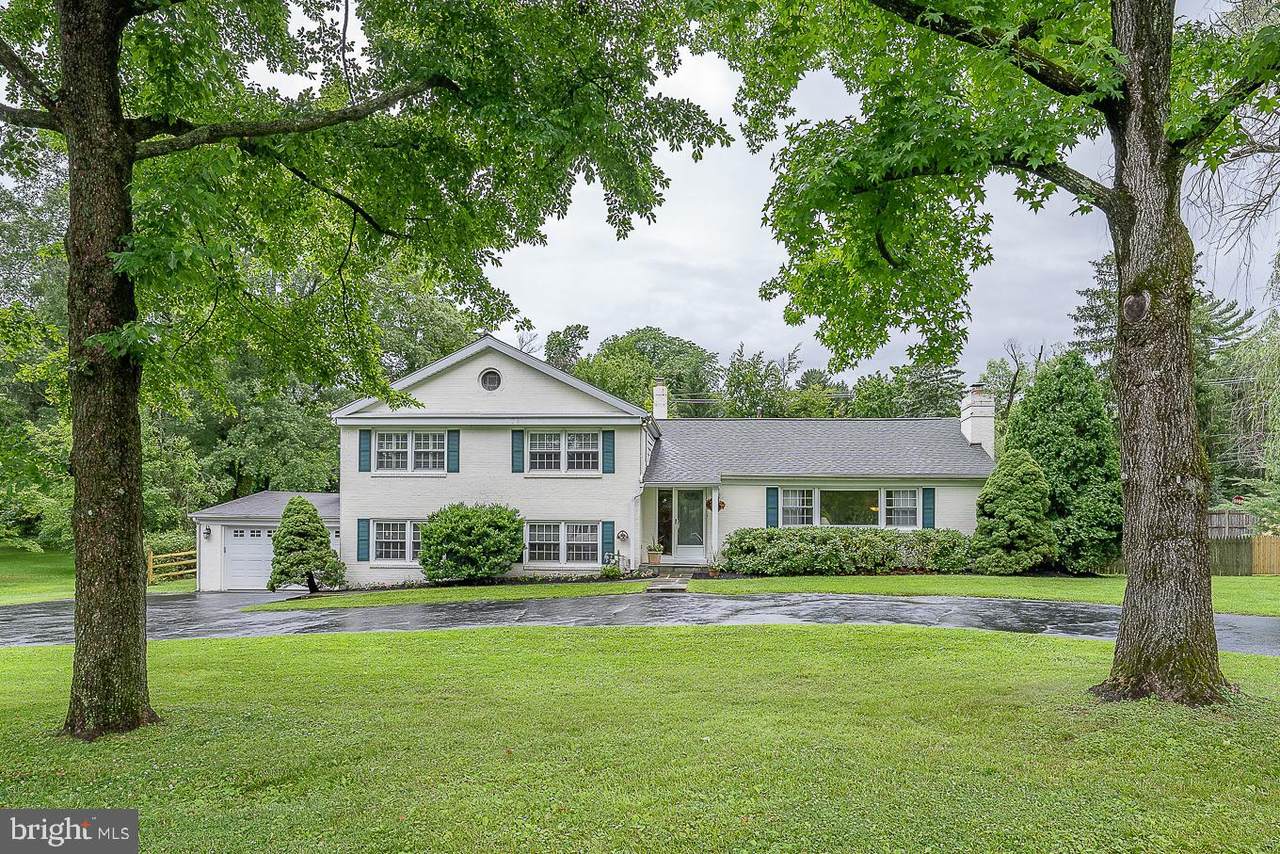 1726 Sherwood Circle - Photo 1