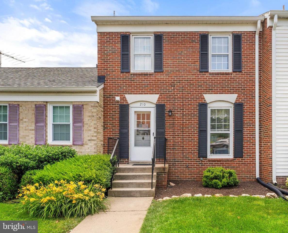 210 Leeds Court - Photo 1